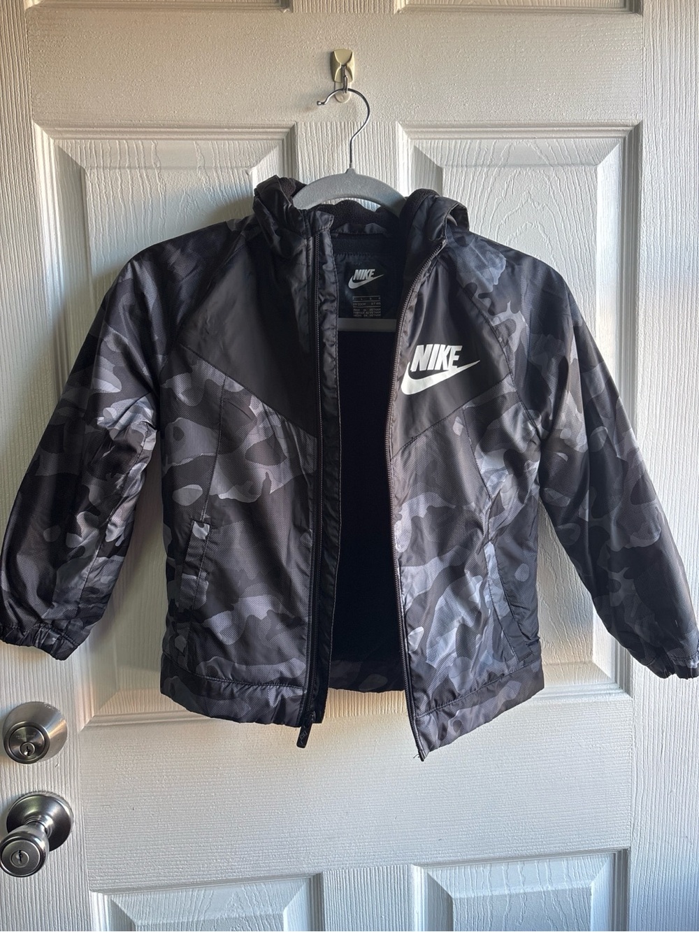 NIKE | Kids Camo Windbreaker Hoodie- Size 6-7 yrs old 🦖